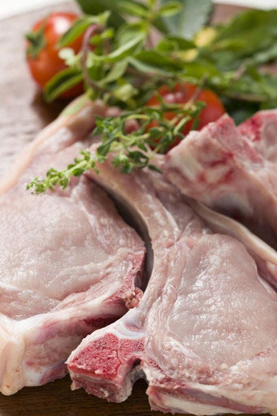 骨骼,无人,竖图,俯视,室内,特写,白天,餐桌,桌子,蔬菜,西红柿,叶子,三块,切开,阴影,新鲜,反射,影子,排骨,肉,食品,绿叶,骨头,猪肉,肉类,食物,切,嫩叶,大排,有机食品,绿色食品,餐台,骨架,剖面,肉食,切面,豚肉,叶,叶片,番茄,彩图,高角度拍摄