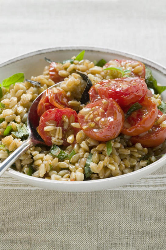 无人,竖图,俯视,室内,特写,白天,农作物,小麦,玉米,餐桌,桌子,橄榄,蔬菜,西红柿,一堆,阴影,堆叠,堆积,新鲜,反射,棒子,影子,勺子,陶瓷,玉蜀黍,谷物,生食,蔬菜沙拉,沙拉,食品,陶瓷制品,色拉,沙律,食物,两个,容器,调羹,汤匙,碗,麦子,有机食品,绿色食品,餐台,色拉酱,储藏,堆,苞米,储存,千岛酱,苞芦,苞谷,包谷,大蜀黍,番麦,薏米包,玉高粱,玉麦,珍珠米,青果,白榄,番茄,彩图,高角度拍摄,贮存