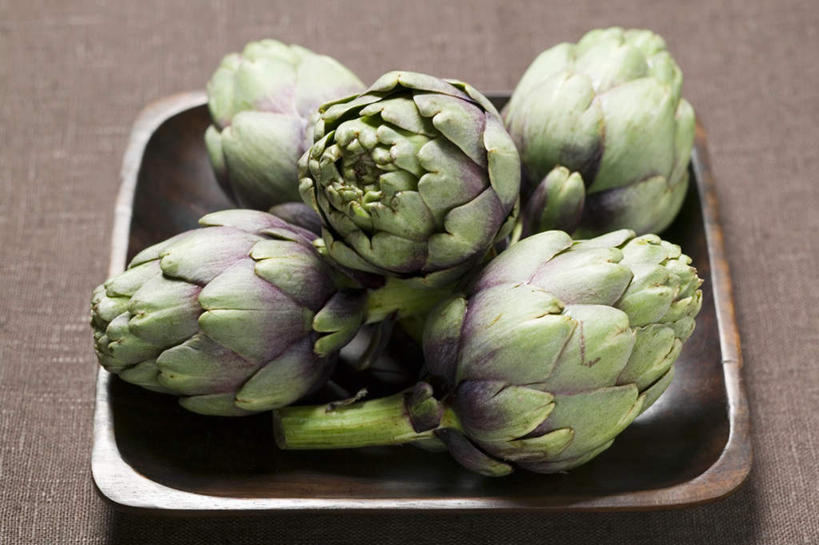 无人,横图,俯视,室内,特写,白天,餐桌,桌子,蔬菜,餐具,一堆,许多,阴影,堆叠,堆积,新鲜,反射,碟子,盘,影子,朝鲜蓟,食品,很多,食物,一个,绿色,紫色,盘子,碟,洋蓟,摄影,有机食品,绿色食品,影棚,单个,餐台,堆,彩图,高角度拍摄,影棚拍摄,拍摄,菜蓟,法国百合,球洋蓟,蔬菜之皇,洋百合