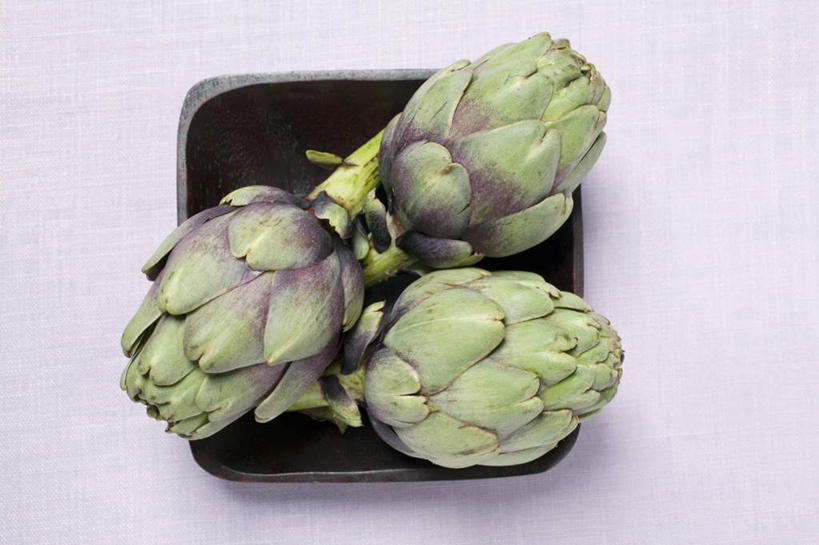 无人,横图,俯视,室内,特写,白天,白色背景,餐桌,桌子,蔬菜,餐具,一堆,阴影,堆叠,堆积,新鲜,反射,碟子,盘,影子,朝鲜蓟,食品,食物,三个,一个,绿色,紫色,盘子,碟,洋蓟,摄影,有机食品,绿色食品,影棚,单个,餐台,堆,彩图,高角度拍摄,影棚拍摄,拍摄,菜蓟,法国百合,球洋蓟,蔬菜之皇,洋百合