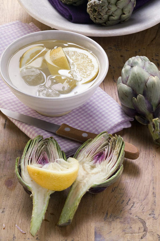 无人,竖图,俯视,室内,特写,白天,餐桌,桌子,柠檬,蔬菜,餐具,水果,金属制品,切开,阴影,新鲜,反射,金属,碟子,工具,盘,影子,陶瓷,朝鲜蓟,食品,刀具,陶瓷制品,食物,三个,盘子,容器,碟,碗,刀,切,洋蓟,有机食品,绿色食品,餐台,储藏,储存,菜刀,剖面,华夫饼,切面,窝夫,格子饼,华夫,格仔饼,压花蛋饼,切菜刀,益母果,柠果,彩图,高角度拍摄,贮存,菜蓟,法国百合,球洋蓟,蔬菜之皇,洋百合