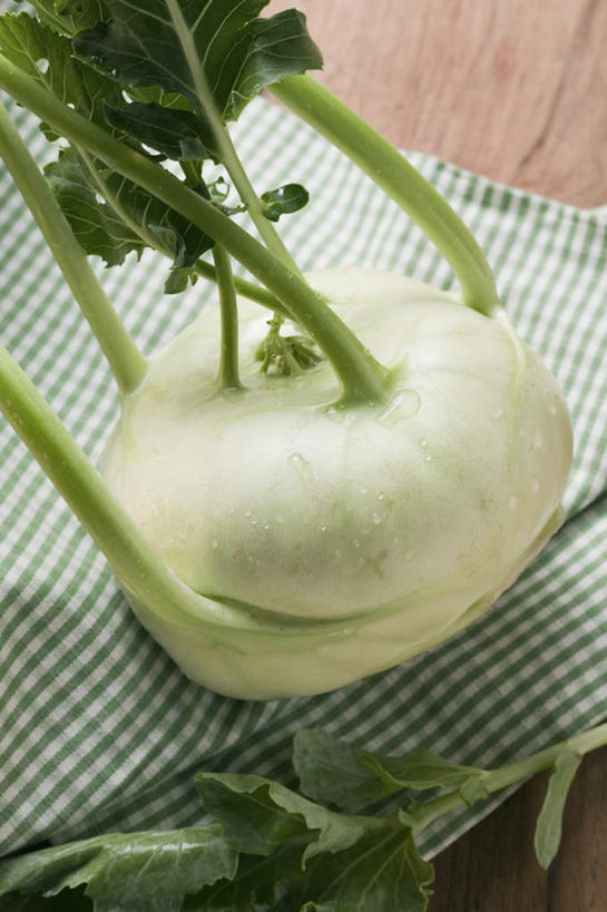 无人,竖图,俯视,室内,特写,白天,水,餐桌,桌子,蔬菜,叶子,阴影,新鲜,反射,布料,液体,影子,水滴,食品,绿叶,芜菁,布纹,桌布,食物,一个,绿色,白色,餐巾,台布,嫩叶,有机食品,绿色食品,单个,餐台,蔓菁,盘菜,大头芥,叶,叶片,彩图,高角度拍摄