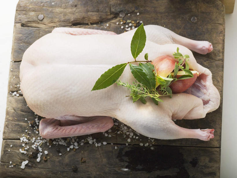 无人,横图,俯视,室内,特写,白天,餐桌,桌子,芹菜,蔬菜,叶子,一块,阴影,新鲜,反射,木制,影子,肉,食品,绿叶,案板,肉类,砧板,食物,绿色,白色,木制品,嫩叶,有机食品,绿色食品,荷兰芹,欧芹,香芹,餐台,肉食,法香,巴西利,洋香菜,洋芫荽,法国香菜,旱芹菜,番荽,叶,叶片,彩图,高角度拍摄,鹅肉