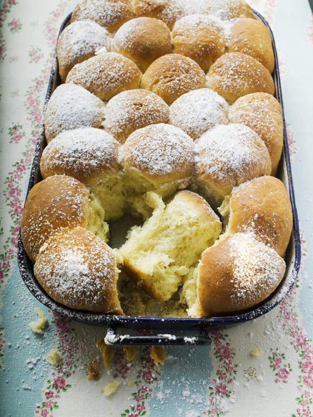 点心,面包,无人,竖图,俯视,室内,特写,白天,餐桌,桌子,餐具,一排,许多,阴影,整齐,并列,并排,反射,碟子,盘,影子,食品,面点,很多,食物,糕点,排列,一个,盘子,碟,单个,餐台,队列,平行,彩图,高角度拍摄