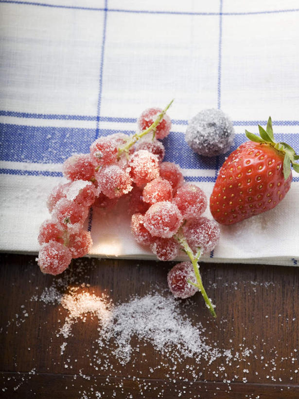 无人,竖图,俯视,室内,特写,白天,餐桌,桌子,草莓,浆果,厨具,水果,许多,阴影,新鲜,反射,粉末,工具,影子,灯笼果,调料,生食,食品,糖,果实,调味品,很多,调味料,干净,抹布,食物,红色,粉,有机食品,绿色食品,餐台,卫生,红醋栗,粉状,粉剂,洗涤用具,洋莓,水果皇后,红莓,地莓,醋栗,洗涤,彩图,高角度拍摄