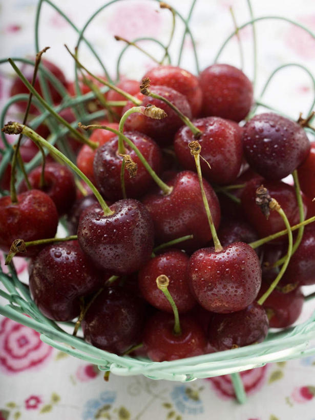 无人,竖图,俯视,室内,特写,白天,餐桌,桌子,樱桃,水果,一堆,许多,阴影,堆叠,堆积,新鲜,反射,布料,篮子,影子,生食,食品,果实,很多,布纹,桌布,食物,一个,红色,餐巾,容器,台布,有机食品,绿色食品,单个,餐台,储藏,堆,储存,樱珠,莺桃,英桃,楔桃,牛桃,荆桃,彩图,高角度拍摄,贮存