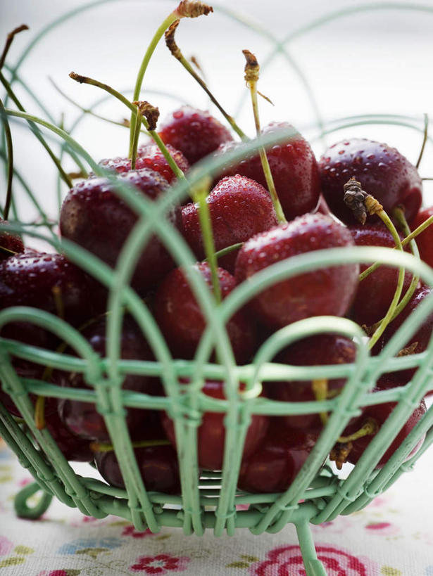 无人,竖图,俯视,室内,特写,白天,餐桌,桌子,樱桃,水果,一堆,许多,阴影,堆叠,堆积,新鲜,反射,布料,篮子,影子,生食,食品,果实,很多,布纹,桌布,食物,一个,红色,餐巾,容器,台布,有机食品,绿色食品,单个,餐台,储藏,堆,储存,樱珠,莺桃,英桃,楔桃,牛桃,荆桃,彩图,高角度拍摄,贮存