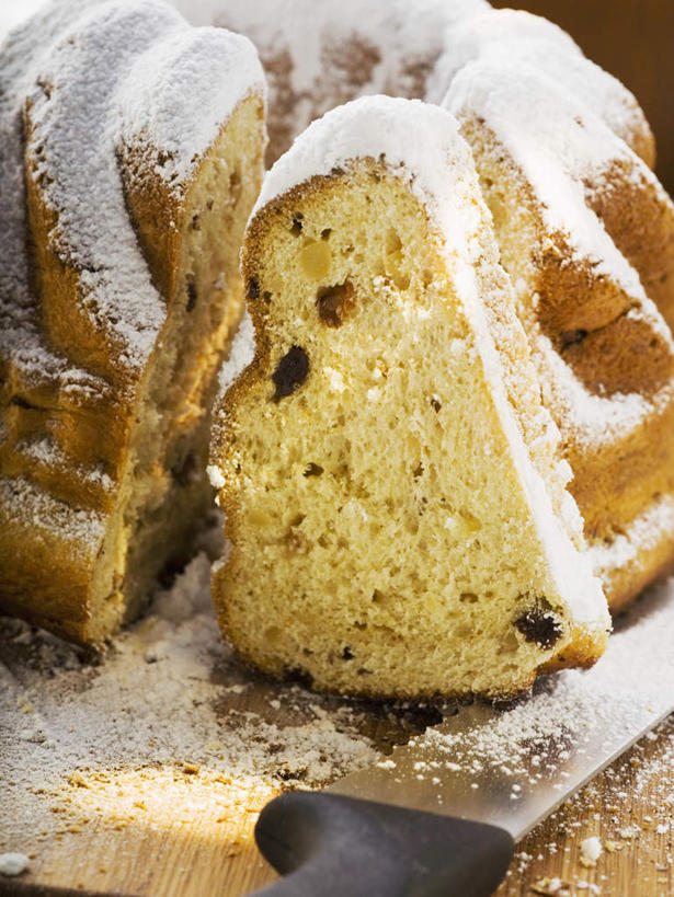 点心,无人,竖图,俯视,室内,特写,白天,下午茶,餐桌,桌子,杏仁,餐具,两块,一把,切开,阴影,朦胧,模糊,反射,工具,影子,食品,刀具,食物,糕点,刀,切,餐台,餐刀,剖面,切面,杏子,杏梅仁,杏核仁,木落子,苦杏仁,彩图,高角度拍摄,蛋糕