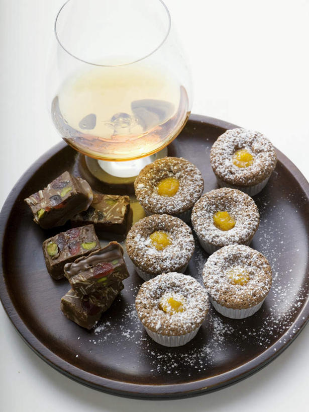 点心,无人,竖图,俯视,室内,特写,白天,白色背景,下午茶,餐桌,桌子,杯子,餐具,许多,阴影,反射,碟子,盘,影子,食品,糖,糖果,甜点,甜品,白兰地,酒类,很多,一杯,玻璃制品,酒,食物,糕点,饮料,排列,两个,盘子,水杯,碟,甜食,巧克力,摄影,影棚,餐台,朱古力,纸托,黑巧克力,蒸馏酒,烈酒,摆列,蛋糕托,蛋糕托纸,蛋糕纸托,玻璃杯,彩图,高角度拍摄,影棚拍摄,拍摄,布列,分列,蛋糕