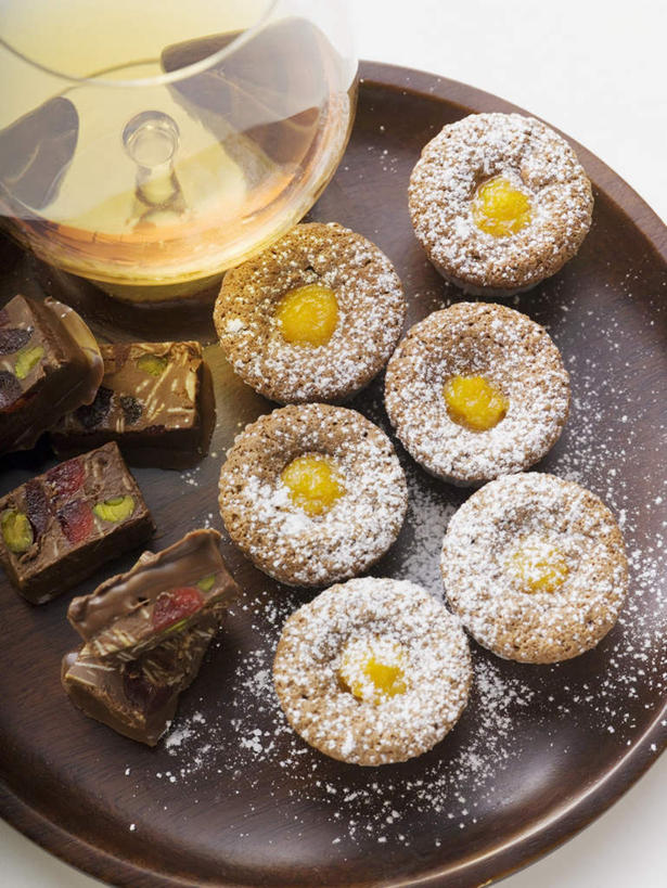 点心,无人,竖图,俯视,室内,特写,白天,白色背景,下午茶,餐桌,桌子,杯子,餐具,许多,阴影,反射,碟子,盘,影子,食品,糖,糖果,甜点,甜品,白兰地,酒类,很多,一杯,玻璃制品,酒,食物,糕点,饮料,排列,两个,盘子,水杯,碟,甜食,巧克力,摄影,影棚,餐台,朱古力,纸托,黑巧克力,蒸馏酒,烈酒,摆列,蛋糕托,蛋糕托纸,蛋糕纸托,玻璃杯,彩图,高角度拍摄,影棚拍摄,拍摄,布列,分列,蛋糕