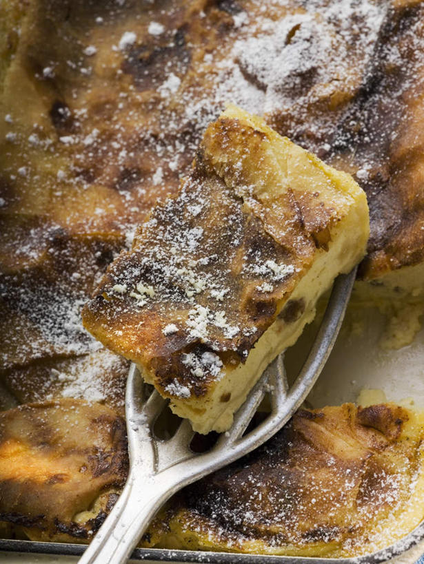 点心,奶酪,无人,竖图,俯视,室内,特写,白天,下午茶,餐桌,桌子,切开,阴影,反射,影子,勺子,干酪,起司,食品,甜点,甜品,芝士,营养,食物,糕点,一个,调羹,汤匙,甜食,切,乳酪,单个,餐台,乳制品,发酵,剖面,切面,彩图,高角度拍摄