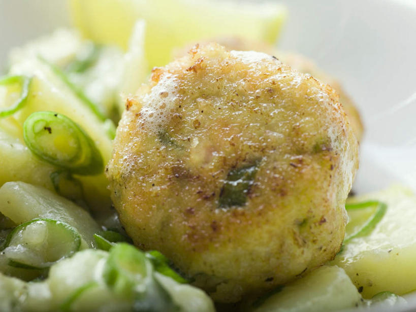 无人,横图,俯视,室内,特写,白天,餐桌,桌子,蔬菜,土豆,洋葱,一堆,阴影,堆叠,堆积,朦胧,模糊,新鲜,反射,影子,陶瓷,肉,油炸,鱼肉,食品,陶瓷制品,肉类,食物,一个,容器,碗,有机食品,绿色食品,单个,餐台,储藏,堆,储存,玉葱,肉食,馍馍蛋,圆葱,洋芋,洋葱头,山药蛋,球葱,马铃薯,葱头,彩图,高角度拍摄,贮存