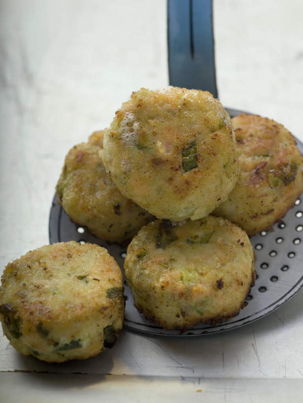 无人,竖图,俯视,室内,特写,白天,餐桌,桌子,一堆,许多,阴影,堆叠,堆积,反射,影子,勺子,肉,油炸,鱼肉,很多,肉类,一个,调羹,汤匙,单个,餐台,堆,肉食,彩图,高角度拍摄