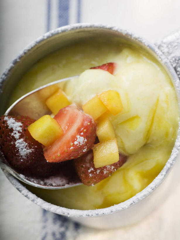 点心,无人,竖图,俯视,室内,特写,白天,植物,餐桌,桌子,草莓,浆果,芒果,水果,一堆,切开,阴影,堆叠,堆积,新鲜,反射,影子,勺子,陶瓷,生食,食品,甜点,甜品,果实,草药,药草,陶瓷制品,中药,食物,糕点,两个,容器,调羹,汤匙,碗,甜食,奶油,切,清热,有机食品,绿色食品,餐台,储藏,堆,乳制品,储存,药材,中草药,剖面,切面,香草兰,中药材,本草,解毒,激凌,克林姆,淇淋,婆绒花,山薄荷,石母草,洋莓,望果,水果皇后,蜜望,檬果,闷果,漭果,杧果,红莓,地莓,庵波罗果,彩图,高角度拍摄,贮存