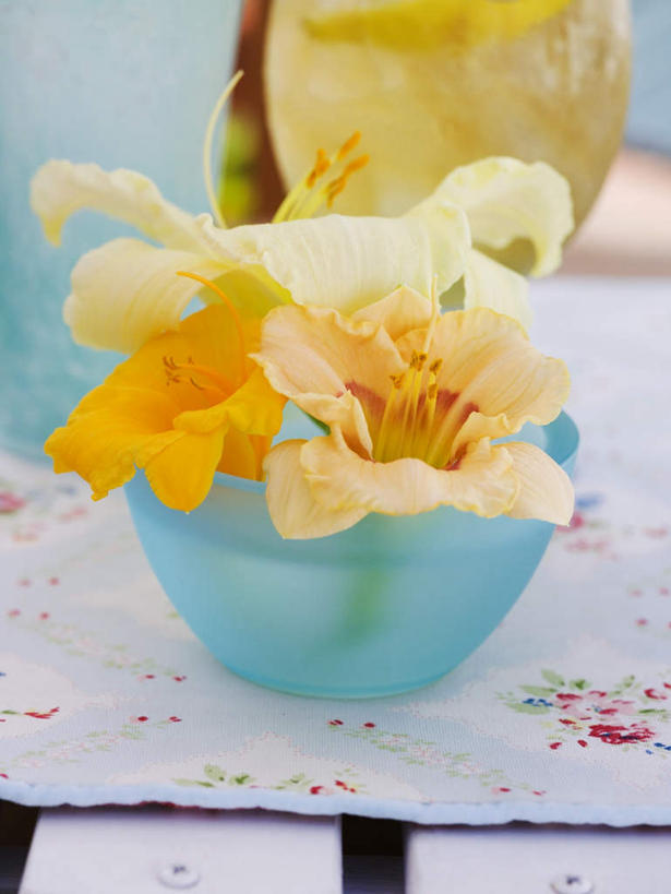 无人,竖图,俯视,室外,特写,白天,餐桌,桌子,杜鹃花,菠萝,杯子,水果,阴影,朦胧,模糊,新鲜,装饰,盛开,反射,影子,陶瓷,生食,食品,杜鹃,果实,陶瓷制品,酒类,一杯,花蕾,文化,玻璃制品,酒,花,花瓣,花朵,鲜花,食物,饮料,两个,容器,水杯,碗,鸡尾酒,花苞,花蕊,调酒,有机食品,绿色食品,餐台,储藏,华丽,修饰,喜悦,点缀,创造,储存,克制,想象,红杜鹃,满山红,清明花,清时,山踯躅,红踯躅,衬托,美观,雅致,雅观,节制,欣喜,山石榴,映山红,玻璃杯,凤梨,彩图,高角度拍摄,贮存