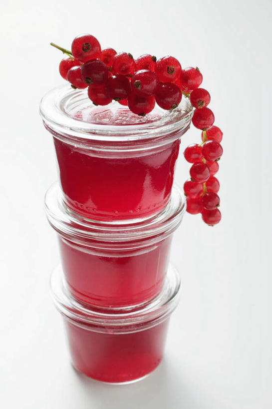 无人,竖图,俯视,室内,特写,白天,白色背景,餐桌,桌子,浆果,水果,玻璃,一串,一排,阴影,新鲜,整齐,反射,影子,灯笼果,生食,食品,果实,玻璃制品,食物,排列,三个,红色,玻璃瓶,瓶子,果酱,摄影,有机食品,绿色食品,影棚,餐台,堆,队列,红醋栗,广口瓶,果子酱,醋栗,彩图,高角度拍摄,影棚拍摄,拍摄