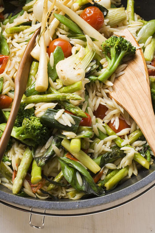 无人,竖图,俯视,室内,特写,白天,烹饪,餐桌,桌子,蔬菜,西红柿,小番茄,厨具,金属制品,一堆,许多,阴影,堆叠,堆积,新鲜,反射,金属,锅子,影子,勺子,花菜,花椰菜,西兰花,食品,很多,锅,食物,两个,调羹,汤匙,有机食品,绿色食品,餐台,锅具,堆,椰菜花,烹饪用具,甘蓝花,小西红柿,樱桃小番茄,珍珠小番茄,烹调用具,樱桃番茄,圣女果,番茄,烹调,彩图,高角度拍摄