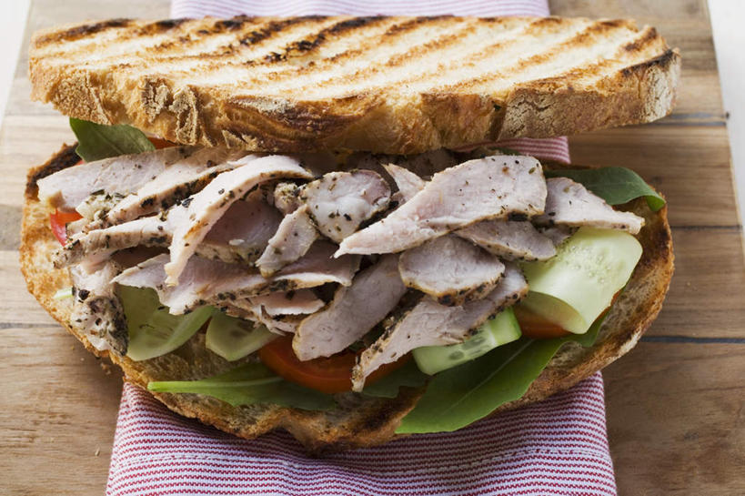 点心,面包,无人,横图,俯视,室内,特写,白天,烹饪,烧烤,西餐,餐桌,桌子,蔬菜,西红柿,一块,阴影,新鲜,反射,木制,影子,三明治,料理,食品,面点,案板,烤架,烤肉,菜肴,美食,砧板,食物,糕点,木制品,快餐,铁架,西式,佳肴,有机食品,绿色食品,餐台,西式快餐,三文治,番茄,彩图,高角度拍摄