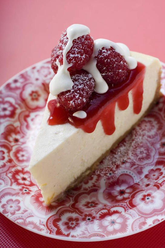 点心,奶酪,无人,竖图,俯视,室内,特写,白天,下午茶,餐桌,桌子,餐具,水果,一堆,一块,切开,阴影,堆叠,堆积,粉色背景,新鲜,反射,碟子,盘,影子,生食,干酪,起司,食品,果实,芝士,营养,食物,糕点,一个,红色,盘子,碟,切,乳酪,摄影,有机食品,绿色食品,影棚,单个,餐台,堆,乳制品,发酵,剖面,山莓,树莓,三月泡,四月泡,山抛子,刺葫芦,悬钩子,馒头菠,高脚菠,龙船泡,泡儿刺,切面,彩图,高角度拍摄,影棚拍摄,拍摄,蛋糕