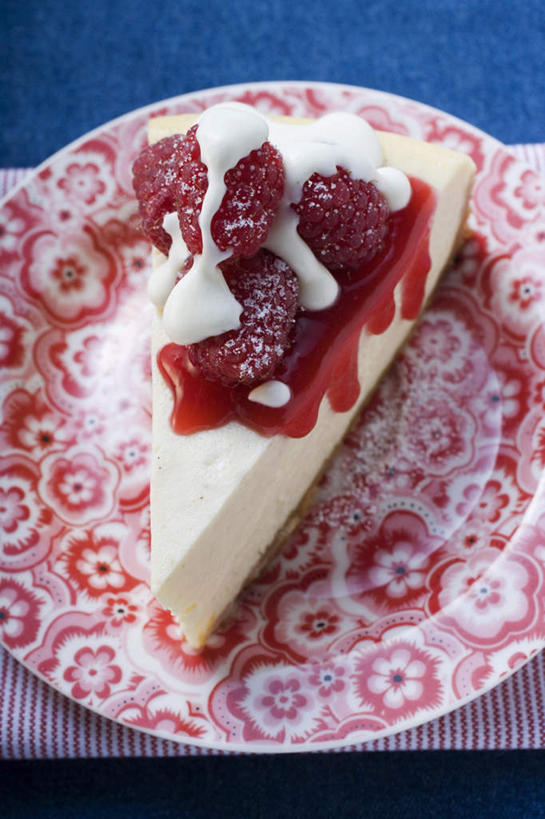 点心,奶酪,无人,竖图,俯视,室内,特写,白天,下午茶,餐桌,桌子,餐具,水果,一堆,一块,切开,阴影,堆叠,堆积,蓝色背景,新鲜,反射,碟子,盘,影子,生食,干酪,起司,食品,果实,芝士,营养,食物,糕点,一个,红色,盘子,碟,切,乳酪,摄影,有机食品,绿色食品,影棚,单个,餐台,堆,乳制品,发酵,剖面,山莓,树莓,三月泡,四月泡,山抛子,刺葫芦,悬钩子,馒头菠,高脚菠,龙船泡,泡儿刺,切面,彩图,高角度拍摄,影棚拍摄,拍摄,蛋糕