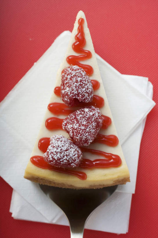 点心,奶酪,无人,竖图,俯视,室内,特写,白天,下午茶,餐桌,桌子,水果,一堆,一块,切开,阴影,堆叠,堆积,红色背景,新鲜,反射,影子,生食,干酪,起司,食品,果实,芝士,营养,食物,糕点,红色,切,乳酪,摄影,有机食品,绿色食品,影棚,餐台,堆,乳制品,发酵,剖面,山莓,树莓,三月泡,四月泡,山抛子,刺葫芦,悬钩子,馒头菠,高脚菠,龙船泡,泡儿刺,切面,彩图,高角度拍摄,影棚拍摄,拍摄,蛋糕