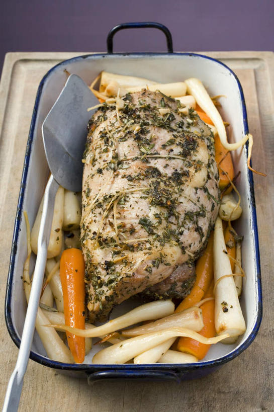 无人,竖图,俯视,室内,特写,白天,烹饪,烧烤,餐桌,桌子,萝卜,胡萝卜,蔬菜,厨具,金属制品,一堆,阴影,堆叠,堆积,新鲜,反射,金属,锅子,影子,勺子,肉,食品,烤架,烤肉,锅,猪肉,肉类,食物,两个,调羹,汤匙,铁架,有机食品,绿色食品,餐台,锅具,堆,肉食,烹饪用具,豚肉,烹调用具,红萝卜,甘荀,烹调,彩图,高角度拍摄