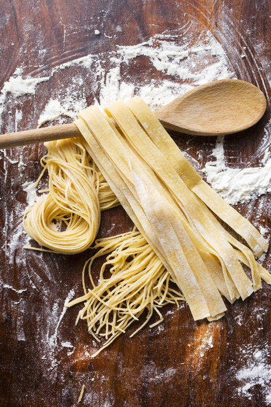 面食,面条,意大利面,无人,竖图,俯视,室内,特写,白天,西餐,餐桌,桌子,阴影,反射,木制,粉末,影子,勺子,面,面粉,料理,食品,凌乱,粮食,食物,一个,木制品,调羹,汤匙,粉,西式,单个,餐台,农产品,混乱,原材料,粉状,纷乱,缭乱,庞杂,彩图,高角度拍摄