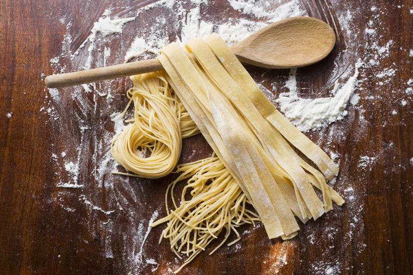 面食,面条,意大利面,无人,横图,俯视,室内,特写,白天,西餐,餐桌,桌子,阴影,反射,木制,粉末,影子,勺子,面,面粉,料理,食品,凌乱,粮食,食物,一个,木制品,调羹,汤匙,粉,西式,单个,餐台,农产品,混乱,原材料,粉状,纷乱,缭乱,庞杂,彩图,高角度拍摄