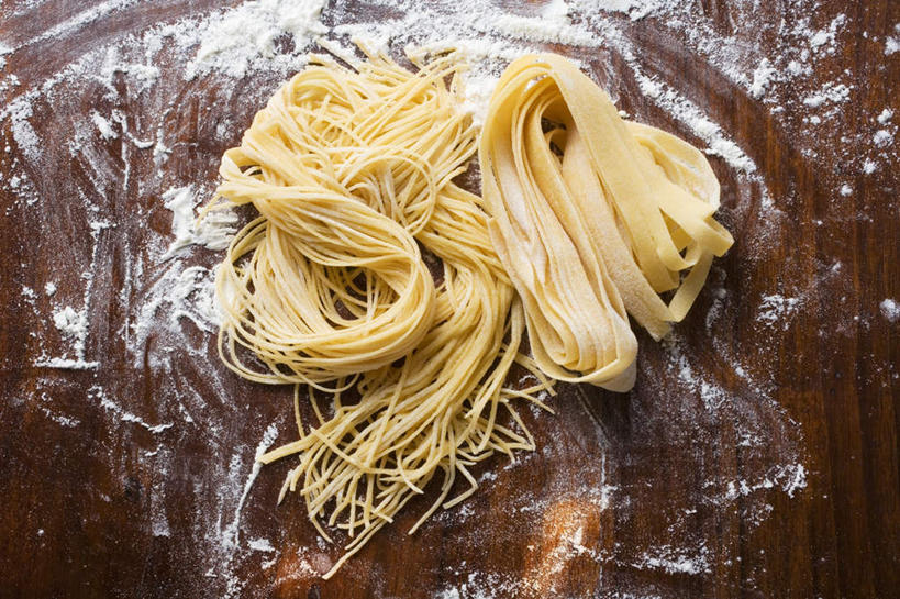 面食,面条,意大利面,无人,横图,俯视,室内,特写,白天,西餐,餐桌,桌子,阴影,反射,粉末,影子,面,面粉,料理,食品,凌乱,粮食,食物,粉,西式,餐台,农产品,混乱,原材料,粉状,纷乱,缭乱,庞杂,彩图,高角度拍摄