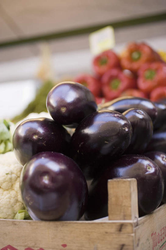 无人,菜场,竖图,室内,特写,白天,仰视,购物,消费,餐桌,桌子,辣椒,茄子,蔬菜,一堆,许多,阴影,堆叠,堆积,朦胧,模糊,新鲜,反射,影子,食品,集市,市场,很多,食物,红色,紫色,金融,有机食品,绿色食品,餐台,堆,选购,贸易,彩椒,辣角,红海椒,大椒,辣虎,广椒,菜市,甜椒,柿子椒,落苏,酪酥,辣子,昆仑瓜,海椒,番椒,灯笼椒,矮瓜,彩图,低角度拍摄,菜市场