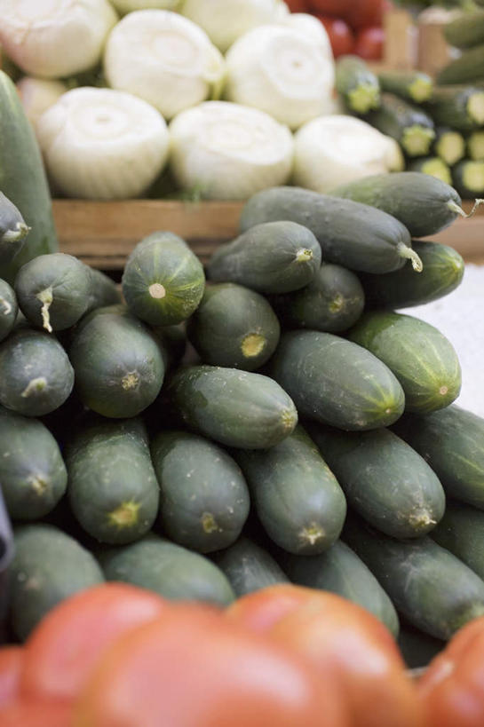 无人,菜场,竖图,俯视,室内,特写,白天,购物,消费,餐桌,桌子,黄瓜,蔬菜,西红柿,一堆,许多,阴影,堆叠,堆积,朦胧,模糊,新鲜,反射,影子,大白菜,食品,集市,市场,很多,白菜,食物,红色,绿色,金融,有机食品,绿色食品,餐台,堆,选购,贸易,胶菜,镳菜,菜市,青瓜,胡瓜,番茄,彩图,高角度拍摄,菜市场