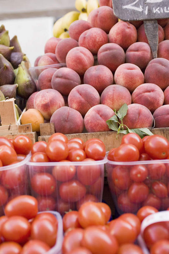 无人,菜场,竖图,俯视,室内,特写,白天,购物,消费,餐桌,桌子,桃子,蔬菜,西红柿,水果,一堆,许多,阴影,堆叠,堆积,朦胧,模糊,新鲜,反射,影子,食品,集市,市场,很多,食物,金融,有机食品,绿色食品,餐台,堆,选购,贸易,肺果,菜市,番茄,彩图,高角度拍摄,菜市场