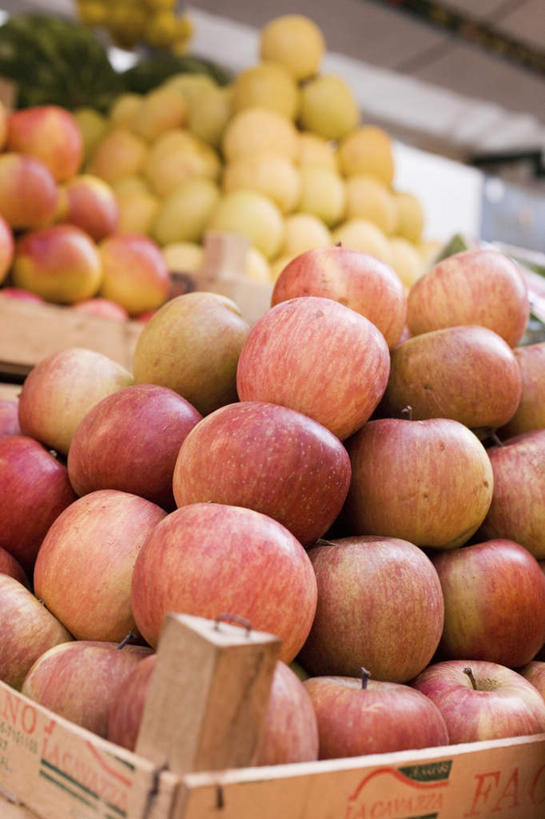 无人,商店,竖图,室内,特写,白天,仰视,购物,消费,超市,苹果,桃子,水果,一堆,许多,阴影,堆叠,堆积,朦胧,模糊,新鲜,反射,影子,生食,食品,果实,货架,架子,食物,金融,百货,有机食品,绿色食品,堆,陈列架,选购,贸易,百货公司,肺果,血拼,超市货架,超级市场,大卖场,彩图,低角度拍摄,购物商场,购物中心,商业中心