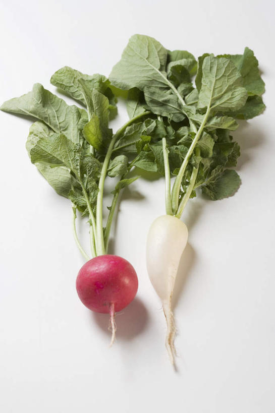 无人,竖图,俯视,室内,特写,白天,白色背景,桌面,桌子,萝卜,白萝卜,蔬菜,叶子,阴影,新鲜,反射,木制,影子,食品,绿叶,食物,两个,木制品,嫩叶,摄影,有机食品,绿色食品,影棚,大红萝卜,东北红萝卜,叶,叶片,莱菔,红萝卜,彩图,高角度拍摄,影棚拍摄,拍摄