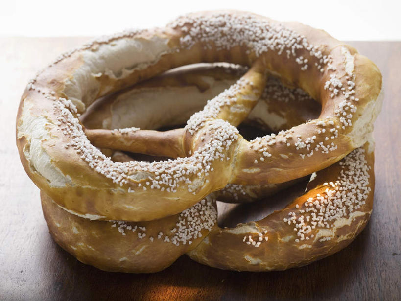 点心,面包,无人,横图,俯视,室内,特写,白天,白色背景,桌面,桌子,阴影,朦胧,模糊,反射,木制,影子,芝麻,食品,面点,食物,糕点,木制品,摄影,影棚,脂麻,胡麻,白麻,巨胜子,油麻,彩图,高角度拍摄,影棚拍摄,拍摄