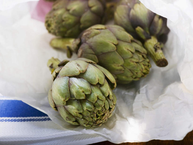 无人,横图,俯视,室内,特写,白天,桌面,桌子,蔬菜,一堆,阴影,堆叠,堆积,朦胧,模糊,新鲜,反射,木制,包装,包装纸,影子,纸,朝鲜蓟,食品,纸张,食物,木制品,四个,洋蓟,有机食品,绿色食品,堆,包装材料,牛皮纸,彩图,高角度拍摄,菜蓟,法国百合,球洋蓟,蔬菜之皇,洋百合