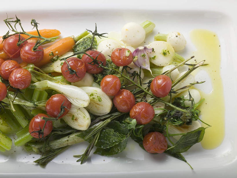 无人,横图,俯视,室内,特写,白天,白色背景,烹饪,西餐,桌面,桌子,芹菜,蔬菜,蒜,西红柿,小番茄,餐具,阴影,新鲜,反射,木制,碟子,盘,影子,料理,食品,蒜头,菜肴,美食,食物,盘子,木制品,碟,西式,摄影,佳肴,有机食品,绿色食品,影棚,根芹菜,根洋芹,球根塘蒿,胡蒜,小西红柿,樱桃小番茄,珍珠小番茄,樱桃番茄,药芹,水芹,圣女果,旱芹,番茄,大蒜,彩图,高角度拍摄,影棚拍摄,拍摄