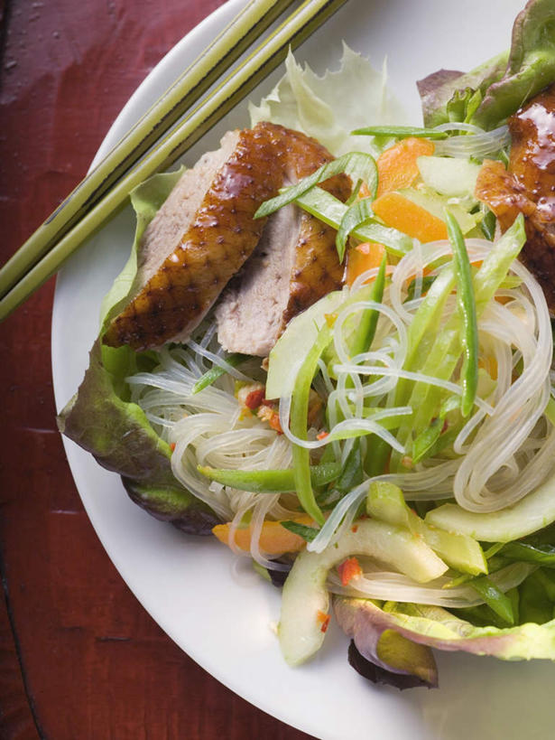 无人,竖图,俯视,室内,特写,白天,烹饪,中餐,筷子,桌面,桌子,萝卜,胡萝卜,芹菜,蔬菜,餐具,一双,阴影,新鲜,反射,木制,碟子,盘,影子,生菜,莴苣,肉,生食,蔬菜沙拉,沙拉,料理,食品,文化,色拉,传统,鸭肉,沙律,菜肴,美食,肉类,食物,一个,盘子,木制品,碟,中式,佳肴,有机食品,绿色食品,单个,色拉酱,礼节,千岛酱,礼仪,肉食,春菜,鹅仔菜,莴仔菜,千金菜,叶用莴苣,进餐用具,药芹,水芹,红萝卜,旱芹,甘荀,彩图,高角度拍摄