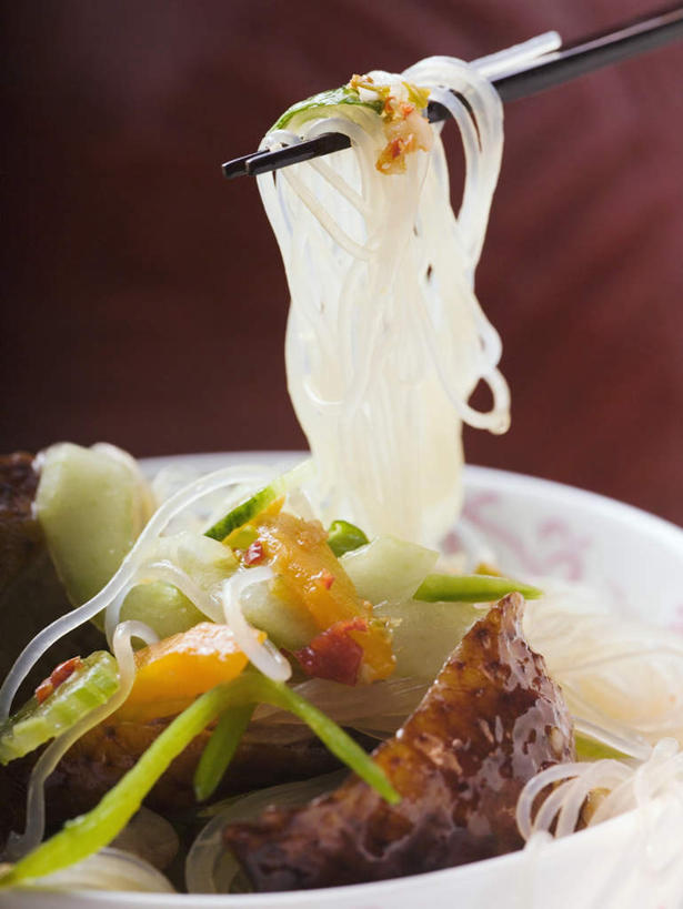 面食,面条,无人,竖图,俯视,室内,特写,白天,烹饪,西餐,筷子,桌面,桌子,萝卜,胡萝卜,蔬菜,餐具,一双,阴影,红色背景,朦胧,模糊,新鲜,反射,木制,影子,陶瓷,生菜,莴苣,面,肉,料理,食品,陶瓷制品,文化,传统,粉丝,鸭肉,菜肴,美食,肉类,食物,一个,木制品,容器,碗,西式,摄影,佳肴,有机食品,绿色食品,影棚,单个,储藏,礼节,储存,礼仪,肉食,春菜,鹅仔菜,莴仔菜,千金菜,叶用莴苣,冬粉,进餐用具,红萝卜,甘荀,彩图,高角度拍摄,影棚拍摄,拍摄,贮存