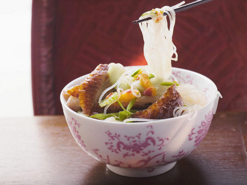 面食,面条,无人,横图,俯视,室内,特写,白天,烹饪,西餐,筷子,桌面,桌子,萝卜,胡萝卜,蔬菜,餐具,一双,阴影,红色背景,朦胧,模糊,新鲜,反射,木制,影子,陶瓷,生菜,莴苣,面,肉,料理,食品,陶瓷制品,文化,传统,粉丝,鸭肉,菜肴,美食,肉类,食物,一个,木制品,容器,碗,西式,摄影,佳肴,有机食品,绿色食品,影棚,单个,储藏,礼节,储存,礼仪,肉食,春菜,鹅仔菜,莴仔菜,千金菜,叶用莴苣,冬粉,进餐用具,红萝卜,甘荀,彩图,高角度拍摄,影棚拍摄,拍摄,贮存