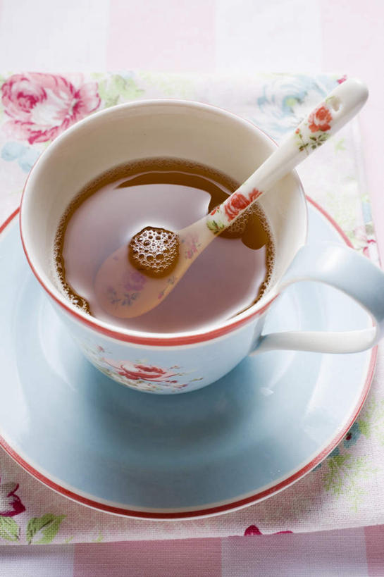 无人,竖图,俯视,室内,特写,白天,幸福,茶,桌面,桌子,杯子,餐具,阴影,反射,木制,布料,碟子,盘,影子,勺子,陶瓷,红茶,茶叶,陶瓷制品,一杯,布纹,娱乐,桌布,盘子,餐巾,木制品,水杯,调羹,碟,台布,汤匙,享受,休闲,温馨,放松,乐趣,摄影,影棚,提神,舒适,醒脑,茶杯,彩图,高角度拍摄,影棚拍摄,拍摄