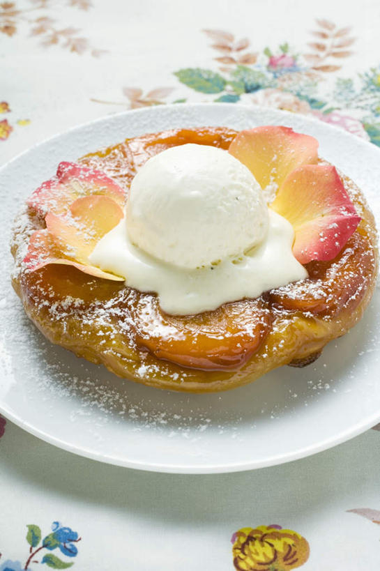 点心,面包,无人,竖图,俯视,室内,特写,白天,烹饪,西餐,桌面,桌子,杏,餐具,水果,阴影,花纹,新鲜,反射,木制,布料,碟子,盘,影子,生食,料理,食品,冰激凌,面点,果实,清凉,布纹,菜肴,美食,桌布,食物,糕点,盘子,餐巾,木制品,碟,台布,冷饮,香草,舒服,冰淇淋,西式,摄影,佳肴,有机食品,绿色食品,影棚,解暑,解渴,雪糕,杏果,舒爽,冰糕,消暑,芳香植物,杏子,彩图,高角度拍摄,影棚拍摄,拍摄