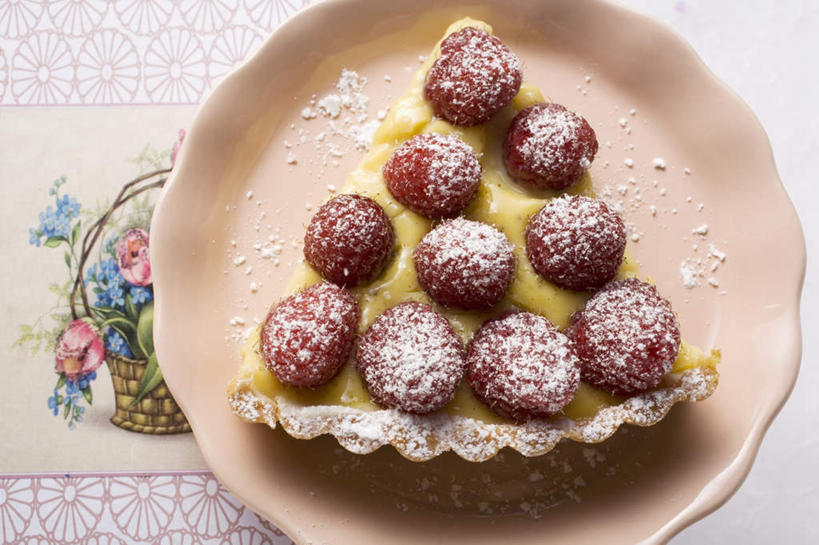 点心,无人,横图,俯视,室内,特写,白天,下午茶,桌面,桌子,浆果,餐具,水果,一块,阴影,新鲜,反射,木制,布料,碟子,盘,影子,桑葚,调料,生食,食品,糖,果实,调味品,调味料,布纹,桌布,食物,糕点,红色,盘子,餐巾,木制品,碟,台布,覆盆子,摄影,有机食品,绿色食品,影棚,彩图,高角度拍摄,影棚拍摄,拍摄,蛋糕