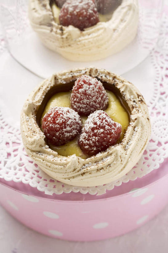 点心,无人,竖图,俯视,室内,特写,白天,白色背景,下午茶,桌面,桌子,浆果,餐具,水果,一块,阴影,新鲜,反射,木制,布料,碟子,盘,影子,纸盒,桑葚,调料,生食,食品,糖,果实,调味品,调味料,布纹,盒子,桌布,食物,糕点,粉色,红色,包装盒,盘子,餐巾,木制品,碟,台布,覆盆子,摄影,有机食品,绿色食品,影棚,彩图,高角度拍摄,影棚拍摄,拍摄,蛋糕