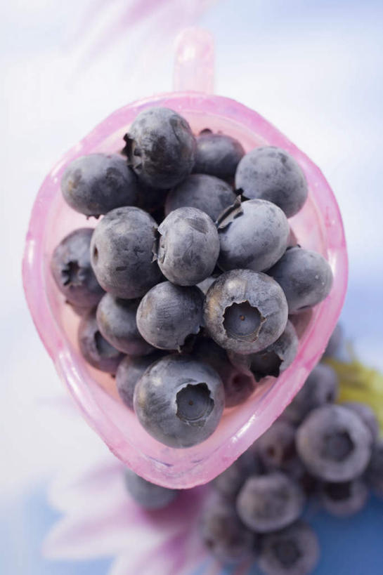 无人,竖图,俯视,室内,特写,白天,桌面,桌子,浆果,蓝莓,水果,玻璃,一堆,许多,阴影,堆叠,堆积,朦胧,模糊,新鲜,反射,木制,布料,影子,生食,食品,果实,布纹,玻璃制品,桌布,食物,粉色,餐巾,木制品,容器,台布,碗,摄影,有机食品,绿色食品,影棚,储藏,堆,储存,山都柿,蓝浆果,蓝靛果,彩图,高角度拍摄,影棚拍摄,拍摄,贮存