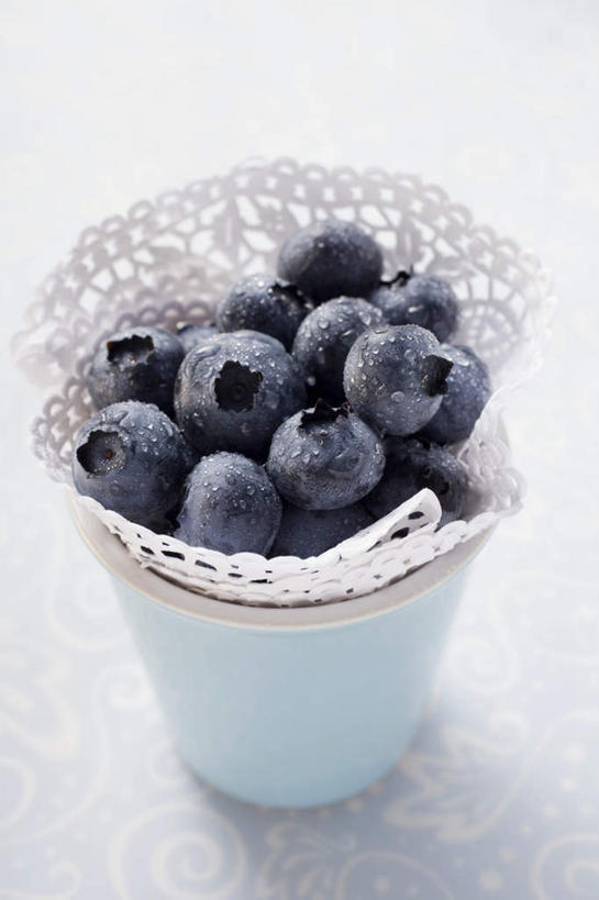 无人,竖图,俯视,室内,特写,白天,桌面,桌子,浆果,蓝莓,水果,一堆,许多,阴影,堆叠,堆积,蓝色背景,朦胧,模糊,新鲜,反射,木制,影子,陶瓷,生食,食品,果实,陶瓷制品,食物,一个,木制品,容器,碗,摄影,有机食品,绿色食品,影棚,单个,储藏,堆,储存,山都柿,蓝浆果,蓝靛果,彩图,高角度拍摄,影棚拍摄,拍摄,贮存