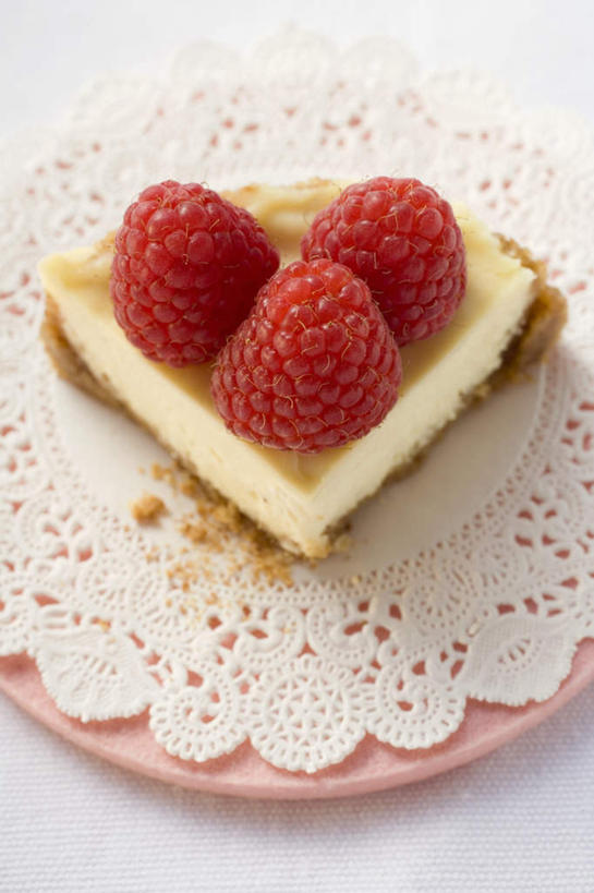 点心,奶酪,无人,竖图,俯视,室内,特写,白天,白色背景,下午茶,桌面,桌子,浆果,餐具,水果,一块,阴影,新鲜,反射,木制,碟子,盘,影子,桑葚,生食,干酪,起司,食品,果实,芝士,营养,食物,糕点,粉色,盘子,木制品,碟,覆盆子,乳酪,摄影,有机食品,绿色食品,影棚,乳制品,发酵,彩图,高角度拍摄,影棚拍摄,拍摄,蛋糕