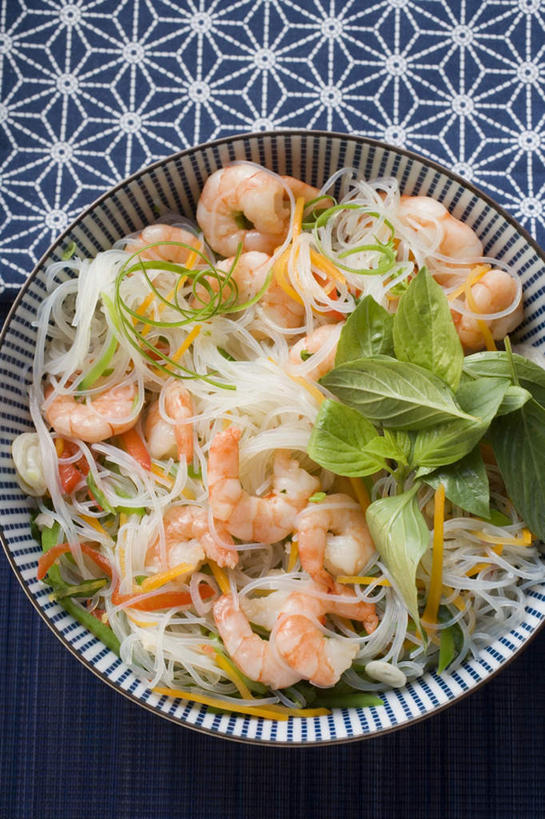 海鲜,面食,面条,无人,竖图,俯视,室内,特写,白天,烹饪,西餐,餐桌,桌子,萝卜,胡萝卜,蔬菜,阴影,新鲜,反射,布料,影子,陶瓷,生菜,莴苣,面,虾,料理,食品,陶瓷制品,布纹,粉丝,水产,菜肴,美食,海洋生物,桌布,食物,一个,餐巾,容器,台布,碗,西式,摄影,佳肴,有机食品,绿色食品,影棚,单个,餐台,储藏,储存,水生动物,海产品,水生物,海底动物,斑节对虾,斑节虾,春菜,鹅仔菜,莴仔菜,千金菜,叶用莴苣,日本对虾,竹节虾,冬粉,红萝卜,甘荀,彩图,高角度拍摄,影棚拍摄,拍摄,贮存