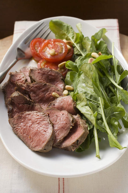 无人,竖图,俯视,室内,特写,白天,烹饪,西餐,桌面,桌子,蔬菜,西红柿,小番茄,餐具,一把,阴影,新鲜,反射,木制,叉子,纺织物,影子,陶瓷,生菜,莴苣,肉,牛肉,料理,食品,陶瓷制品,松子,松子仁,菜肴,美食,肉类,食物,一个,木制品,容器,毛巾,碗,清洁,西式,摄影,佳肴,有机食品,绿色食品,影棚,单个,储藏,保暖,松仁,储存,肉食,透气,餐叉,防水,春菜,鹅仔菜,莴仔菜,千金菜,松籽仁,叶用莴苣,储水,耐磨,吸水,小西红柿,樱桃小番茄,珍珠小番茄,进餐用具,樱桃番茄,圣女果,番茄,彩图,高角度拍摄,影棚拍摄,拍摄,贮存