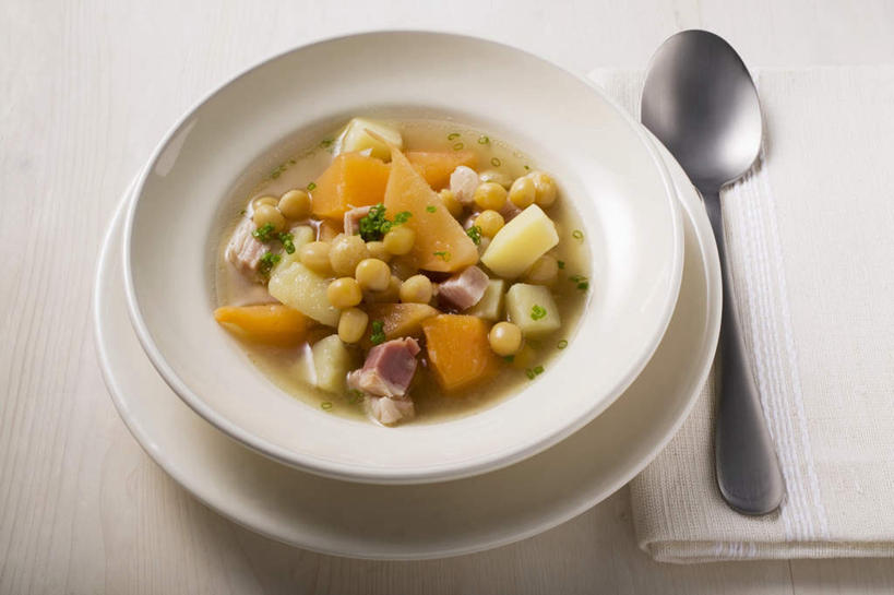 无人,横图,俯视,室内,特写,白天,白色背景,烹饪,西餐,植物,桌面,桌子,桃子,豆,大豆,蔬菜,土豆,餐具,水果,一把,一块,阴影,新鲜,反射,木制,碟子,纺织物,盘,影子,勺子,陶瓷,豆类,豆子,毛豆,肉,生食,料理,食品,果实,陶瓷制品,猪肉,菜肴,美食,肉类,食物,一个,盘子,木制品,容器,调羹,碟,毛巾,汤匙,碗,清洁,黄桃,西式,摄影,佳肴,有机食品,绿色食品,影棚,单个,储藏,保暖,储存,肉食,透气,豆科,防水,豚肉,肺果,馍馍蛋,枝豆,储水,耐磨,吸水,洋芋,山药蛋,马铃薯,黄豆,彩图,高角度拍摄,影棚拍摄,拍摄,贮存